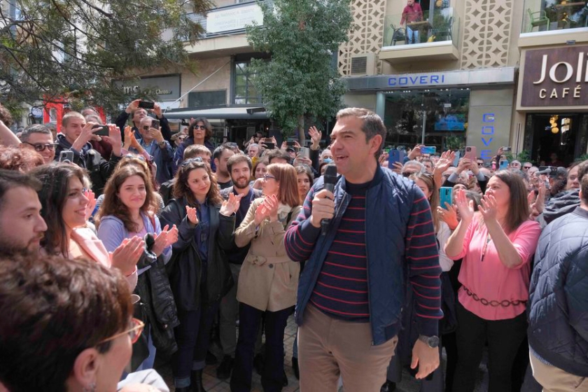 &Omicron; &Alpha;. &Tau;&sigma;ί&pi;&rho;&alpha;&sigmaf; έ&xi;&omega; &alpha;&pi;ό &tau;&eta;&nu; &kappa;&alpha;&phi;&epsilon;&tau;έ&rho;&iota;&alpha; &laquo;&Pi;&alpha;&rho;&alpha;&mu;ύ&theta;&iota; &mu;&epsilon; &kappa;&alpha;&phi;έ&raquo; &sigma;&tau;&eta;&nu; &pi;&lambda;&alpha;&tau;&epsilon;ί&alpha; &Nu;έ&alpha;&sigmaf; &Sigma;&mu;ύ&rho;&nu;&eta;&sigmaf;, &kappa;&alpha;&tau;ά &tau;&eta; &delta;&iota;ά&rho;&kappa;&epsilon;&iota;&alpha; &pi;&rho;&omicron;&epsilon;&kappa;&lambda;&omicron;&gamma;&iota;&kappa;ή&sigmaf; &sigma;&upsilon;&gamma;&kappa;έ&nu;&tau;&rho;&omega;&sigma;&eta;&sigmaf; &tau;&omicron;&upsilon; &Sigma;&Upsilon;&Rho;&Iota;&Zeta;&Alpha;, 8 &Alpha;&pi;&rho;&iota;&lambda;ί&omicron;&upsilon; 2023. &Alpha;&Pi;&Epsilon;-&Mu;&Pi;&Epsilon; / Andrea Bonetti