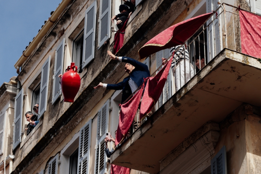&Omicron; &tau;&upsilon;&chi;&omicron;&delta;&iota;&omega;&kappa;&tau;&iota;&sigma;&mu;ό&sigmaf; &tau;&omicron;&upsilon; &Tau;&sigma;ί&pi;&rho;&alpha; &kappa;&alpha;&iota; &omicron;&iota; &Sigma;&upsilon;&rho;&iota;&zeta;&alpha;&upsilon;&gamma;ί&tau;&epsilon;&sigmaf;