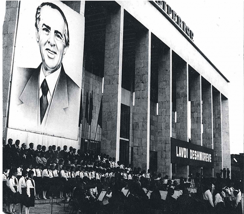 &Omicron; &delta;ή&mu;&iota;&omicron;&sigmaf; &mu;&epsilon; &tau;&omicron; &pi;&alpha;&iota;&delta;&iota;&kappa;ό &pi;&rho;ό&sigma;&omega;&pi;&omicron;