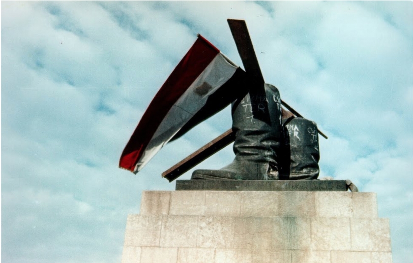 &Eta; &Omicron;&upsilon;&gamma;&gamma;&rho;&iota;&kappa;ή &Epsilon;&pi;&alpha;&nu;ά&sigma;&tau;&alpha;&sigma;&eta; &tau;&omicron;&upsilon; 1956
